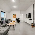 Beautiful Pool House With Outdoor Spa, Built In 2022