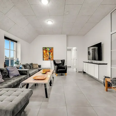 Beautiful Pool House With Outdoor Spa, Built In 2022